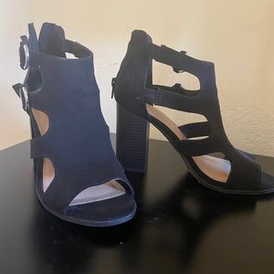 Black 2” open toe shoe